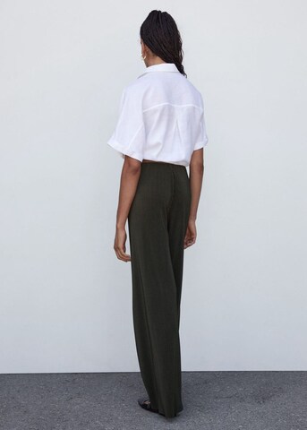 Wide leg Pantaloni 'Plisat' de la MANGO pe verde