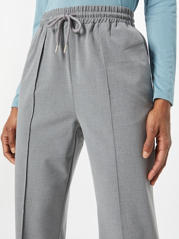 Gina Tricot Regular Trousers with creases 'Rumi' in Grey