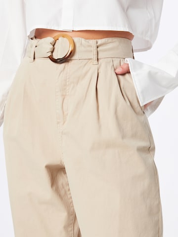 Peppercorn Zúžený Kalhoty se sklady v pase 'Dalina' – béžová