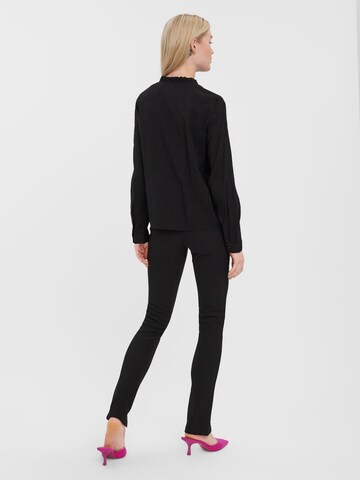 VERO MODA Blus 'Bell' i svart