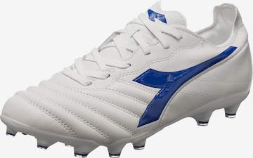 Chaussure de foot Diadora en blanc : devant