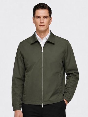 ALLTHEMEN Between-Season Jacket 'Blattwind' in Green: front