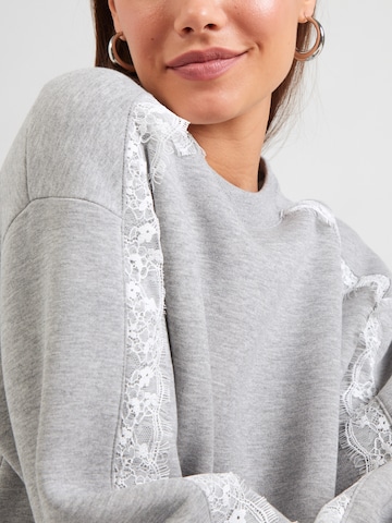 pilka ABOUT YOU Megztinis be užsegimo 'Sarina'