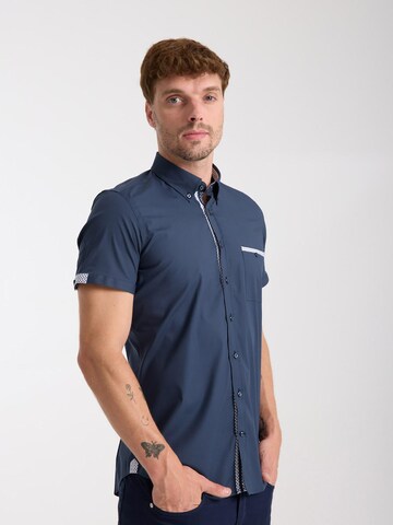 Slim fit Camicia business 'Iconic Poplin Stretch Man Shirt Short Sleeve Light Blue' di 7Camicie in blu: frontale
