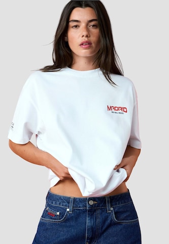 Red Bull Racing x Pepe Jeans - Camiseta 'PUERTA DEL SOL' en blanco: frente