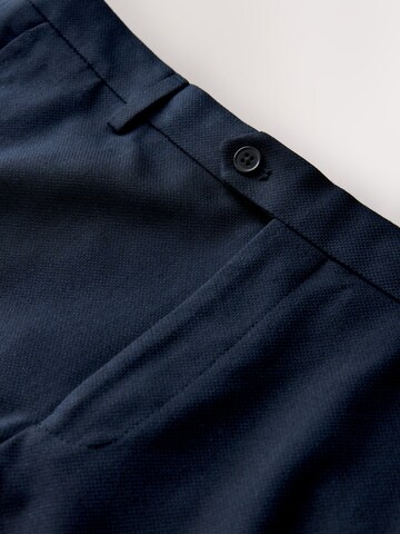 Coupe slim Pantalon à plis Next en bleu