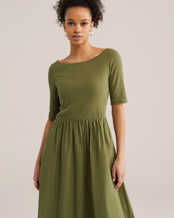 WE Fashion Рокля в зелено