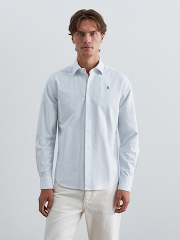 Coupe regular Chemise Scalpers en bleu : devant