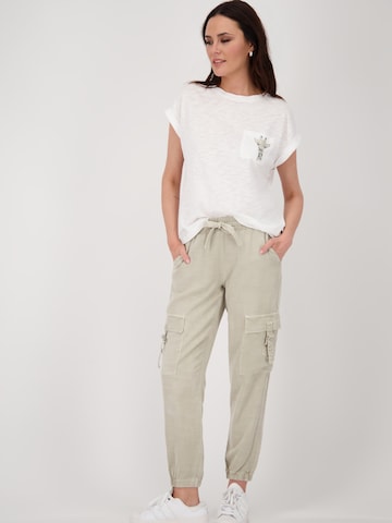 Tricou de la monari pe alb