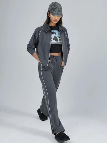 Tailleur di Hiccup in grigio