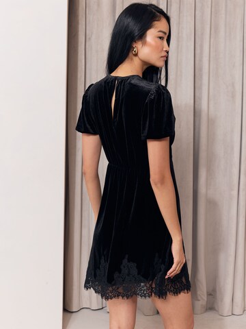 Lipsy Kleid in Schwarz