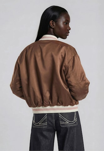 Karl Kani Tussenjas 'Signature Bowling' in Bruin