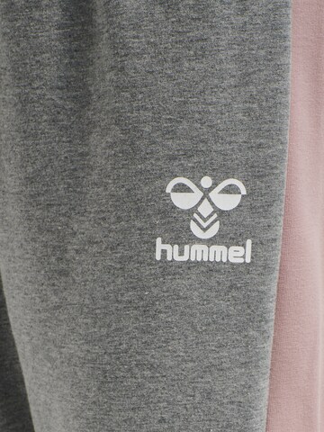 Hummel Tapered Housut 'Onny' värissä harmaa