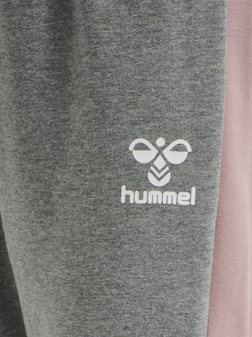 Tapered Pantaloni 'Onny' di Hummel in grigio