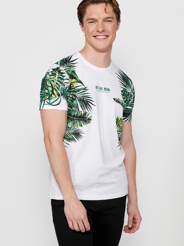 Tricou de la KOROSHI pe alb