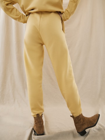 Kendall for ABOUT YOU Lużny krój Spodnie 'Dillen' w kolorze żółty