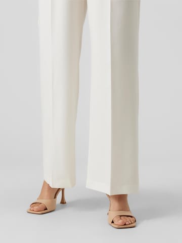 VERO MODA Wide leg Pressveckad byxa 'Zelda' i vit