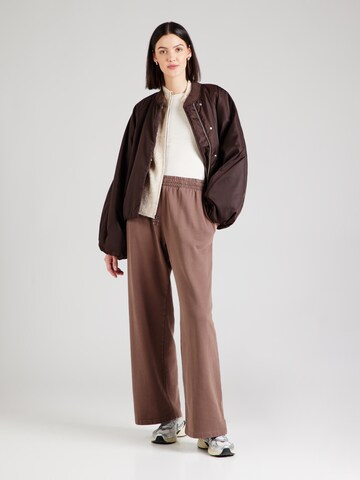 Wide leg Pantaloni di WEEKDAY in marrone