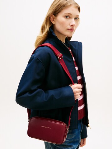 TOMMY HILFIGER Olkalaukku 'ESSENTIAL' värissä ruskea