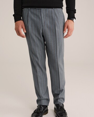 WE Fashion Regular Pleat-front trousers in Grey: front