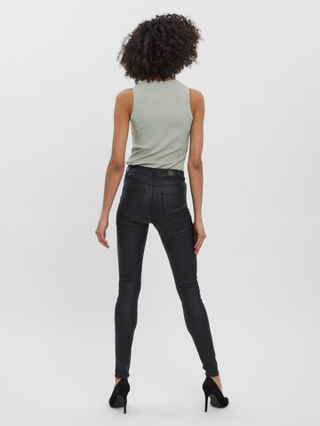 Vero Moda Tall Skinny Housut 'Seven' värissä musta