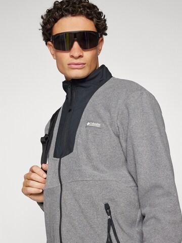 COLUMBIA Toiminnallinen fleecetakki 'Sequoia Grove' värissä harmaa
