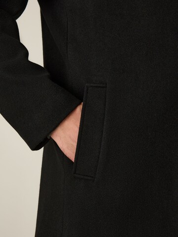 Next Mantel 'Epsom' in Schwarz