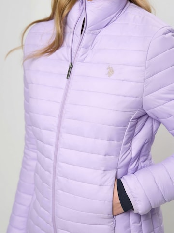 U.S. POLO ASSN. Kurtka przejściowa ' UWJoy ' w kolorze fioletowy
