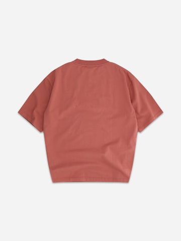Maglietta 'Swoosh T-shirt Cedar Wood' di Mansour in rosso