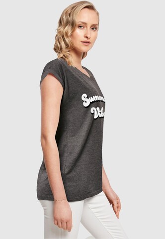Merchcode T-Shirt 'Summer Vibes' in Grau