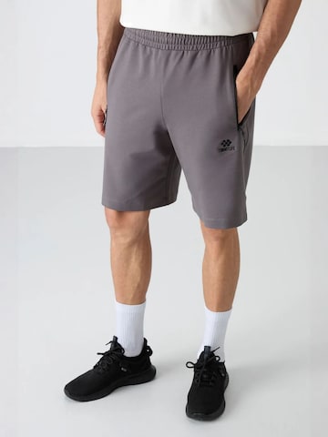 Tommy Life Regular Pants in Grey