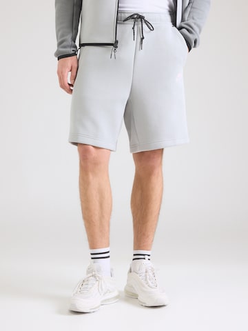 Nike Sportswear Regular Byxa 'TCH FLC' i grå: framsida