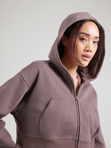 ICANIWILL Спортна жилетка с качулка 'Essence' в кафяво