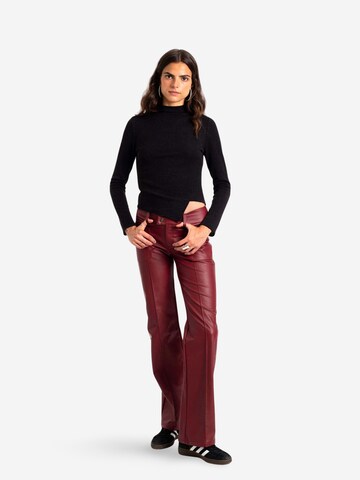 THE-ARE - regular Pantalón en rojo: frente