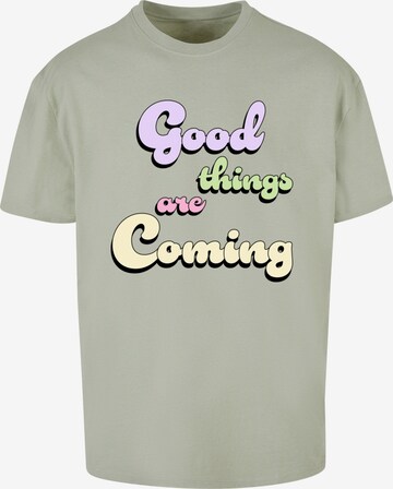 Merchcode Shirt 'Good Things' in Groen: voorkant