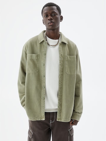 Pull&Bear Comfort fit Button Up Shirt in Green: front