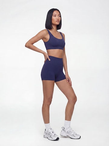 V!BE STUD!OS Skinny Shorts in Blau