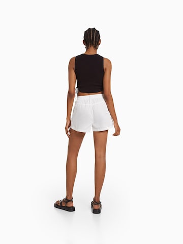 Bershka Loosefit Shorts in Weiß