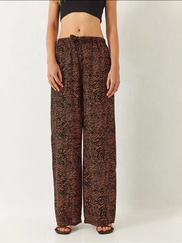 Bianco Lucci - Perna larga Calças em preto: frente