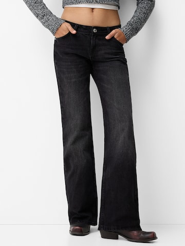 Bootcut Jeans di Bershka in nero: frontale