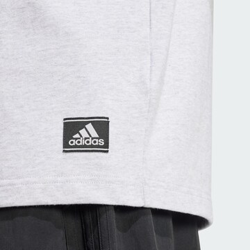 ADIDAS ORIGINALS - Camiseta 'Badge Of Sport' en gris