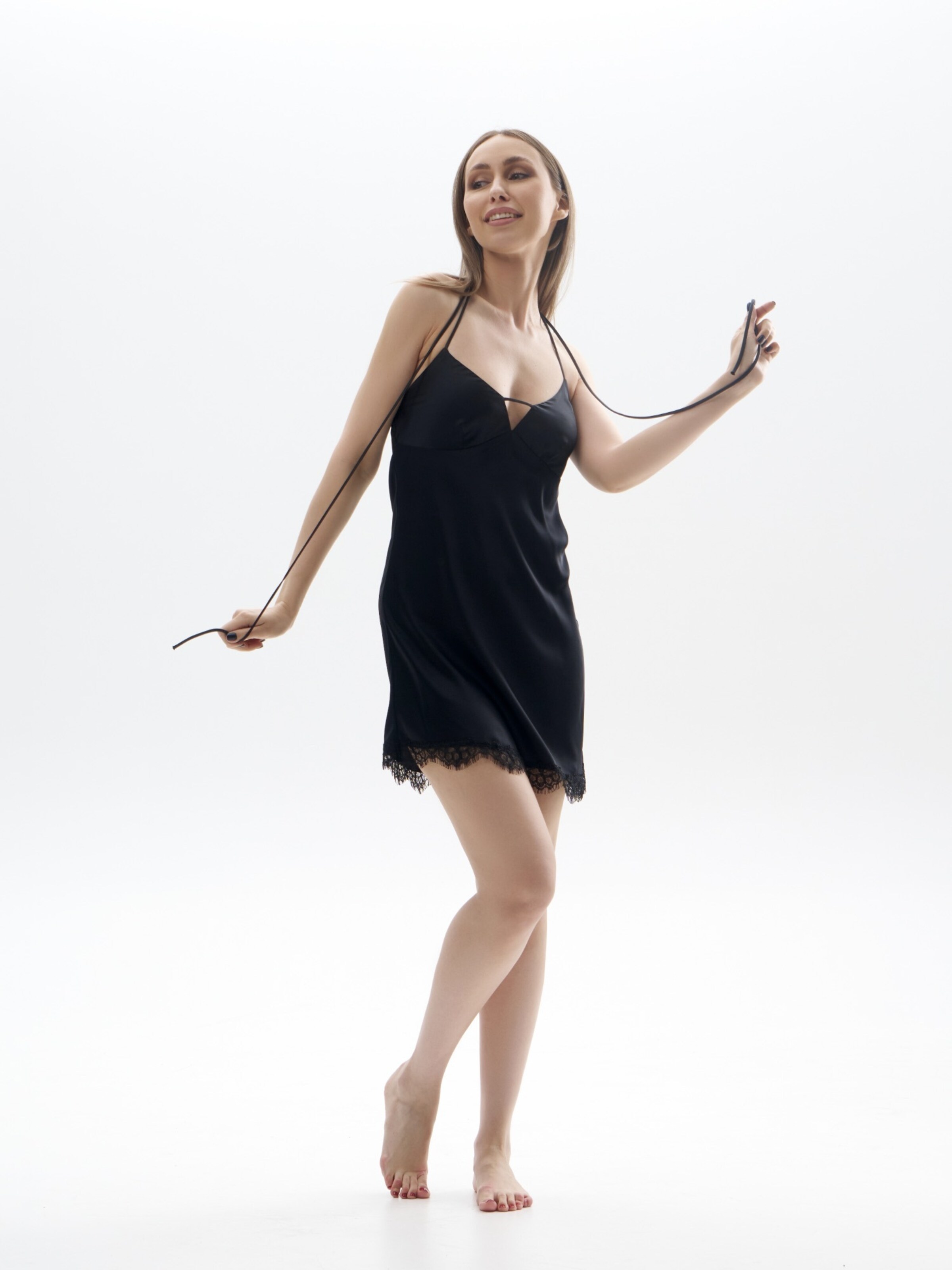 WHITE RVBBIT Nattlinne 'Black Beauty' i svart: framsida