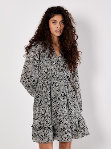 Robe Apricot en noir : devant