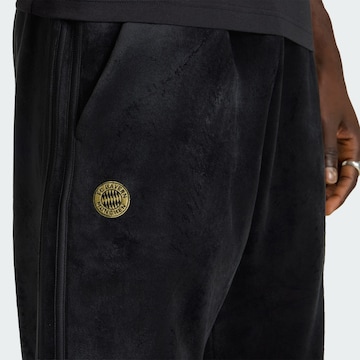 ADIDAS ORIGINALS - Loosefit Pantalón 'FC Bayern München' en negro