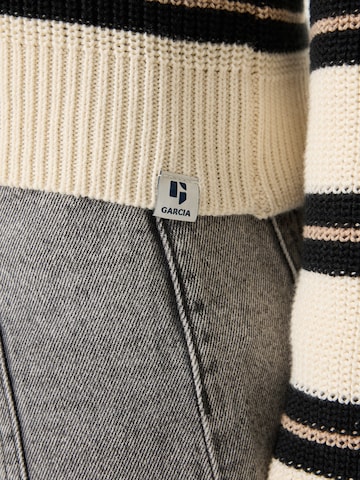 Pulover de la GARCIA pe alb