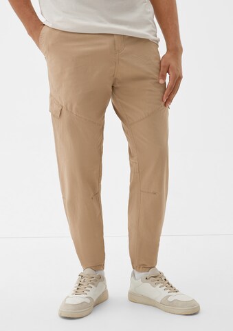 QS Tapered Cargo trousers in Brown: front