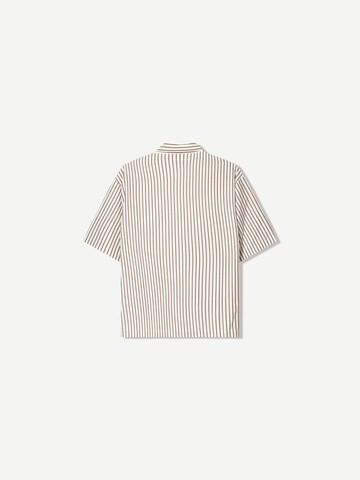 Comfort fit Camicia di Bershka in marrone