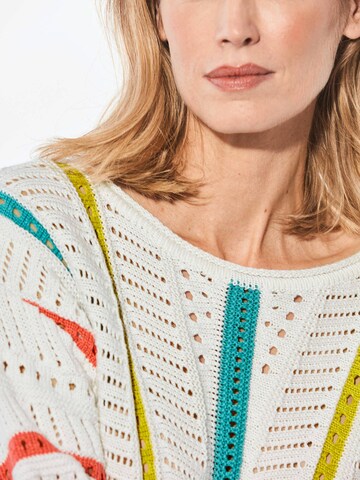 Goldner Pullover in Weiß