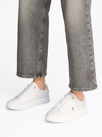 Sneaker bassa 'Essential Chic Court' di TOMMY HILFIGER in bianco