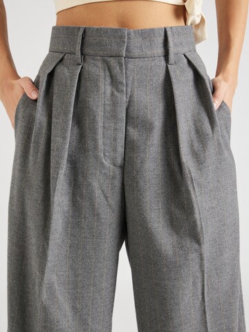 Wide leg Pantaloni con pieghe 'Holsye' di SECOND FEMALE in grigio